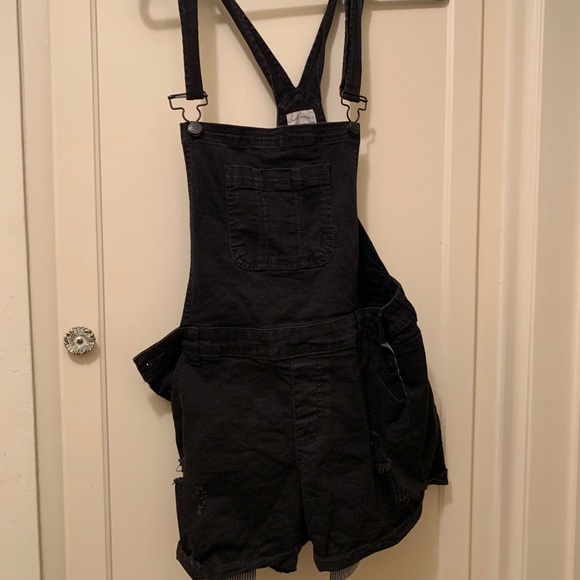 Fashion nova Victoria Distressed Shortalls - Picture 4 of 5